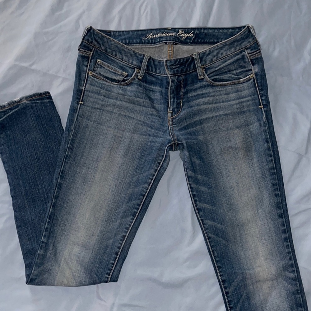 American eEagle stretch women’s skinny jeans. Size 8.🟦bundle and save